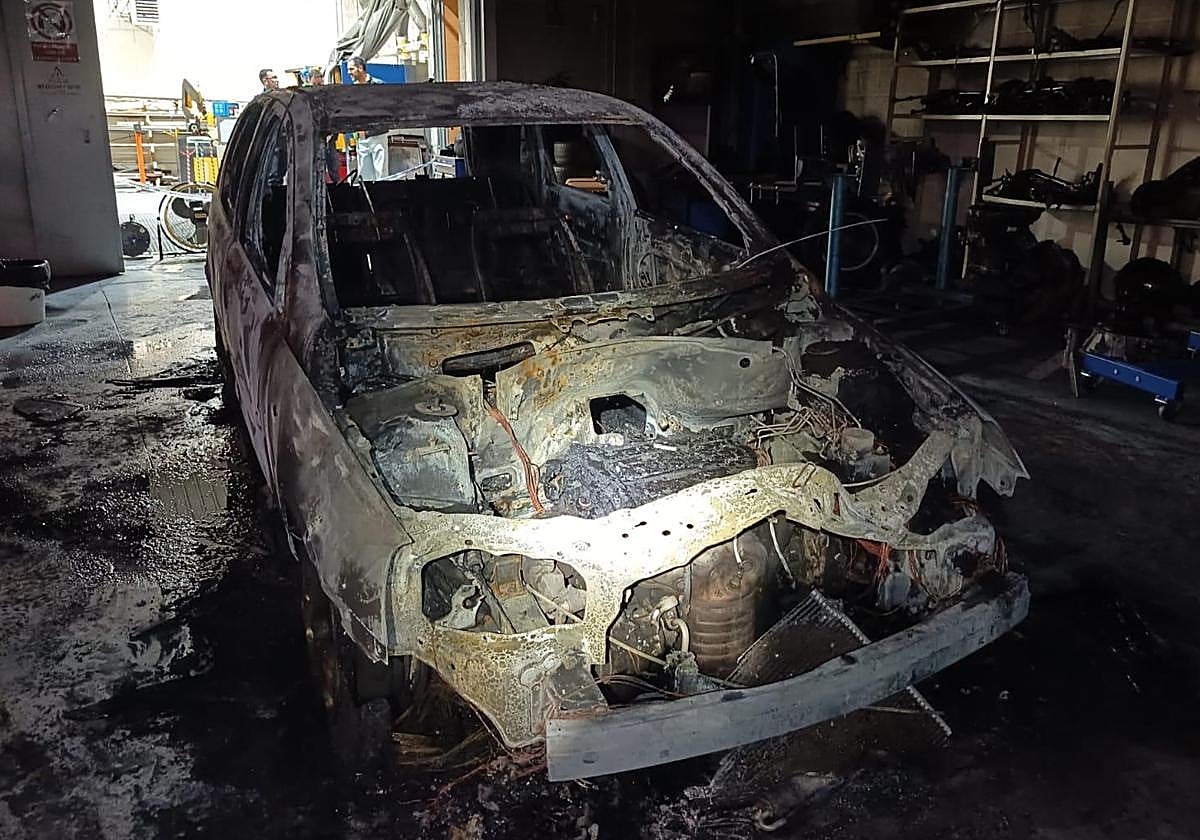 Coche calcinado en el centro de Formación Profesional.