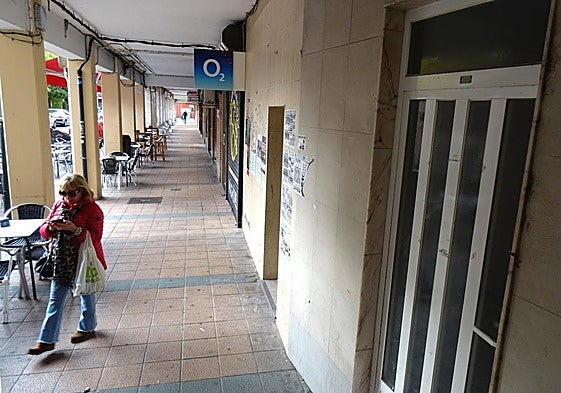 Rincón de la plaza de Batallas, entre los números 3 y 4, donde se encuentran los antiguos locales de la asociación de vecinos cerrados hace diez años.