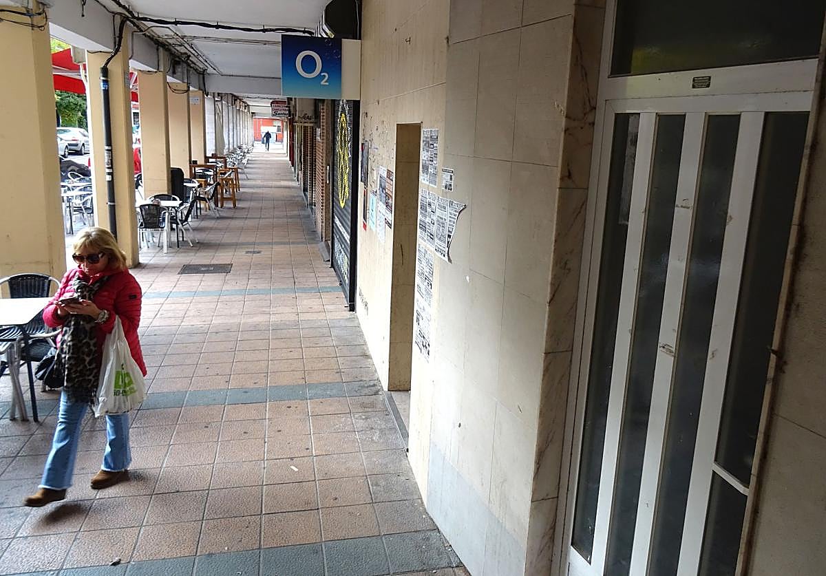 Rincón de la plaza de Batallas, entre los números 3 y 4, donde se encuentran los antiguos locales de la asociación de vecinos cerrados hace diez años.