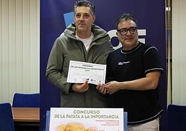 Borja Pastor, a la izquierda, con el diploma, entregado por Jaime Antolín, presidente de la Asociación General de Hostelería.
