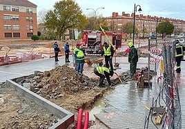 Policía Local, Bomberos y operarios, en el lugar del escape de gas.