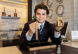 El influencer de Valladolid Isaac Sánchez, CEO de 'Tu oro vale más', sostiene una pulsera y un lingote de oro.