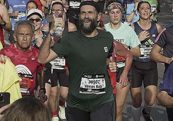 El médico Rafa Pajares, con camiseta verde, en una carrera en Valencia.