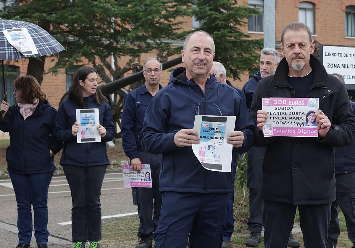 Empleados públicos del Ministerio de Defensa ante el cuartel de El Pinar de Valladolid.