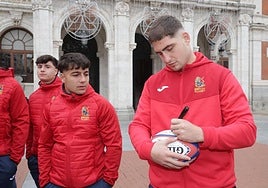 Un jugador de España firma un oval en la Plaza Mayor.
