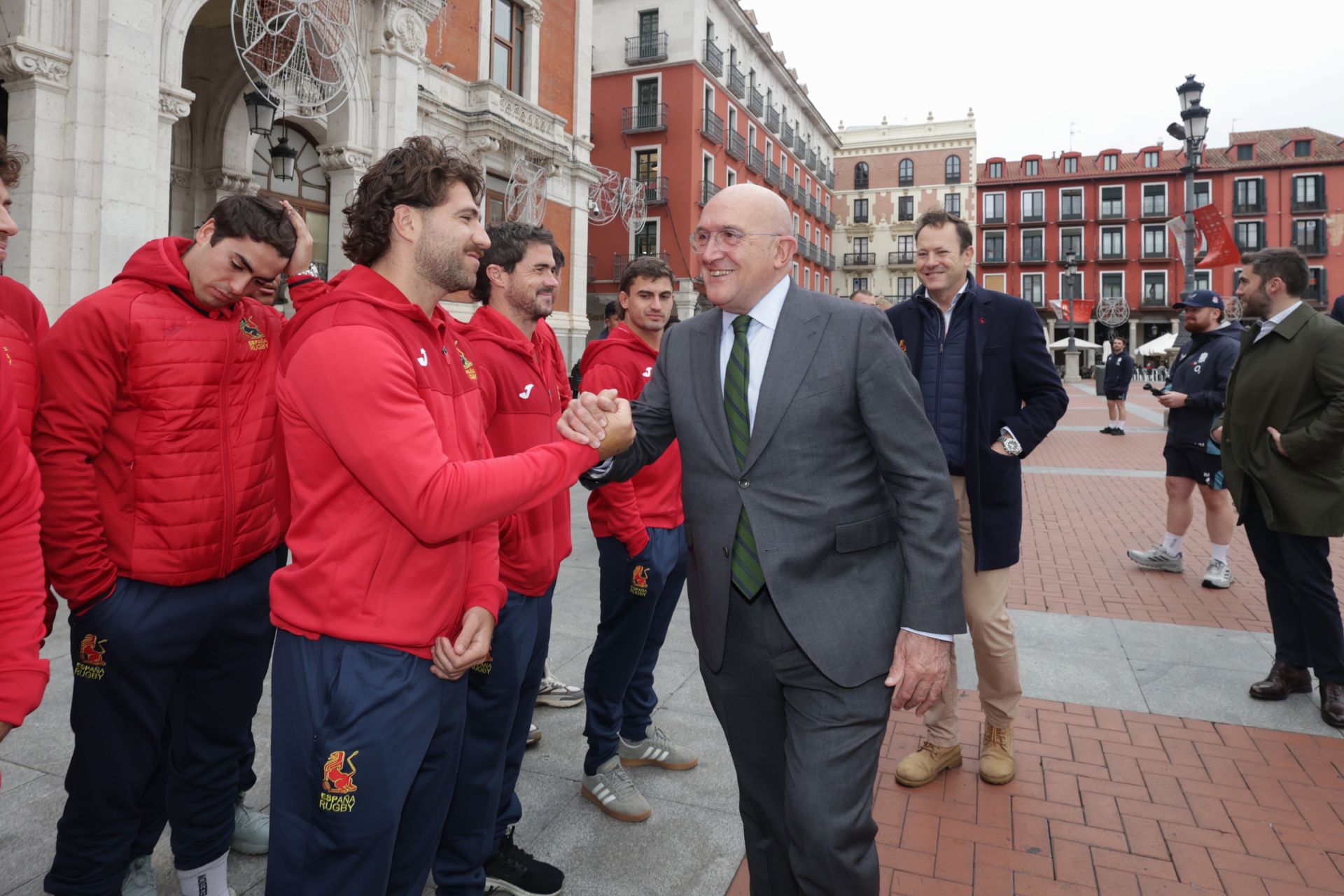 Las selecciones de rubgy de España e Inglaterra visitan el Ayuntamiento de Valladolid