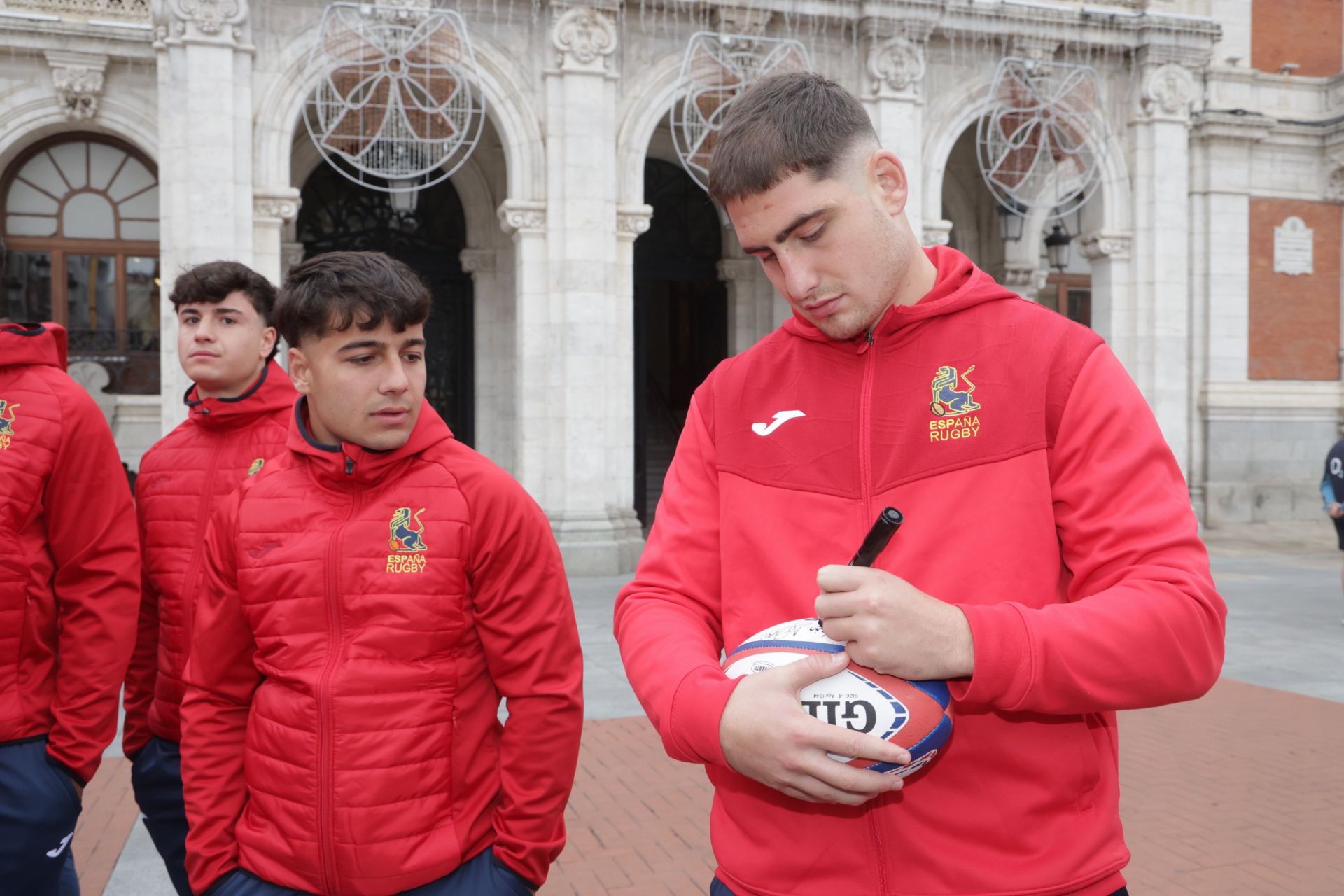 Las selecciones de rubgy de España e Inglaterra visitan el Ayuntamiento de Valladolid