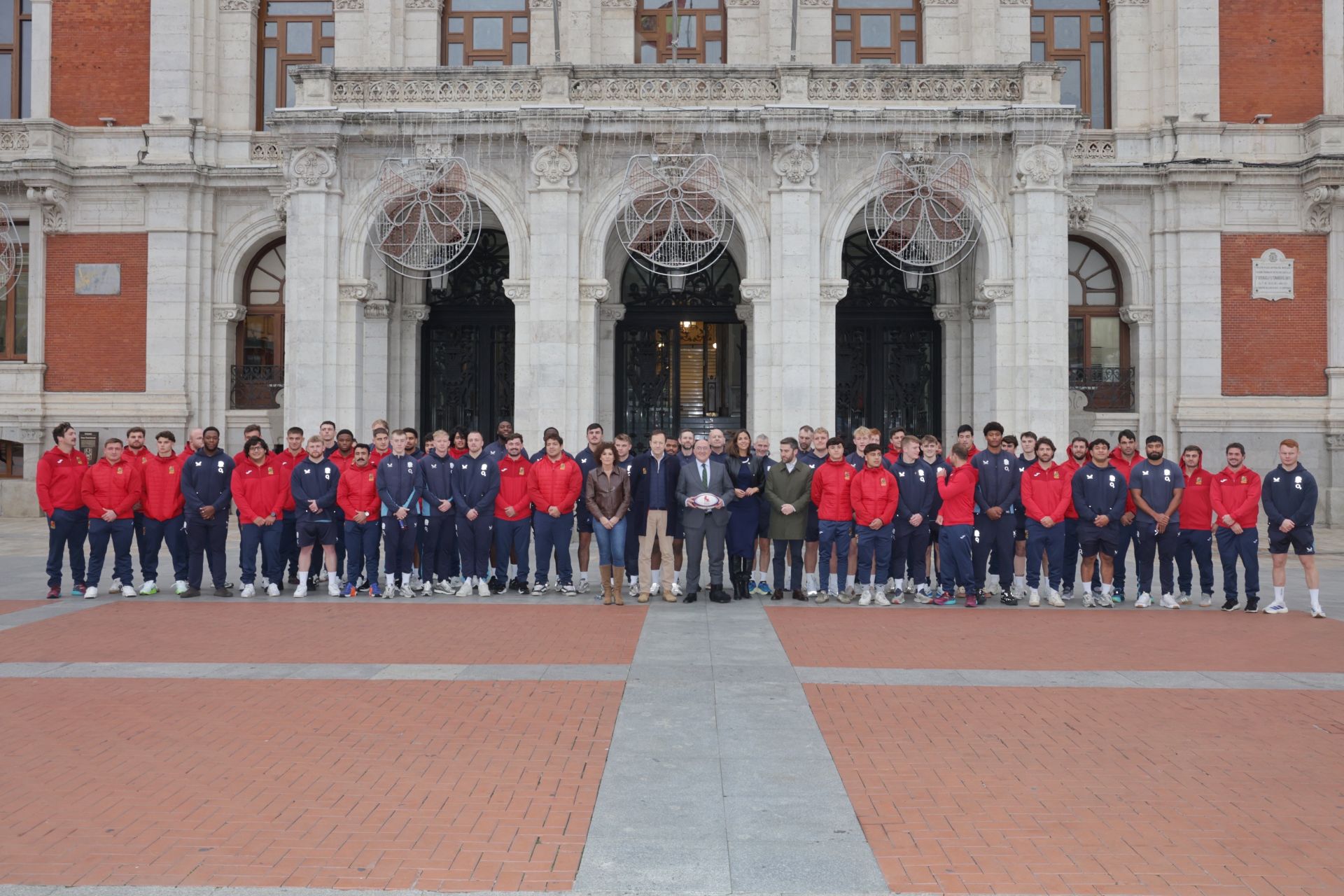 Las selecciones de rubgy de España e Inglaterra visitan el Ayuntamiento de Valladolid