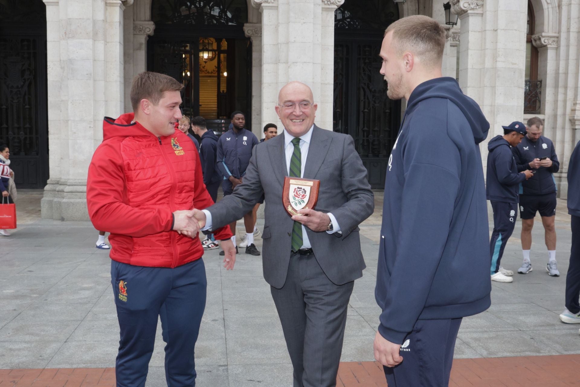 Las selecciones de rubgy de España e Inglaterra visitan el Ayuntamiento de Valladolid