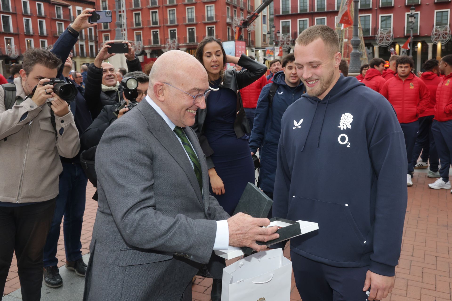 Las selecciones de rubgy de España e Inglaterra visitan el Ayuntamiento de Valladolid