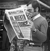 Un joven lee la edición especial del 'Ideal' el 20-N de 1975, en Almería.