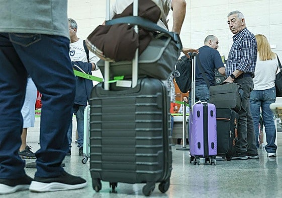 Pasajeros en el aeropuerto de Villanubla en una imagen de archivo.