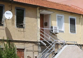 Imagen de archivo de la entrada de una vivienda que ha sido precintada debido a los intentos de ocupación ilegal.