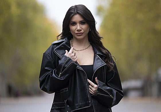 Naíza posa en la Acera Recoletos de Valladolid.