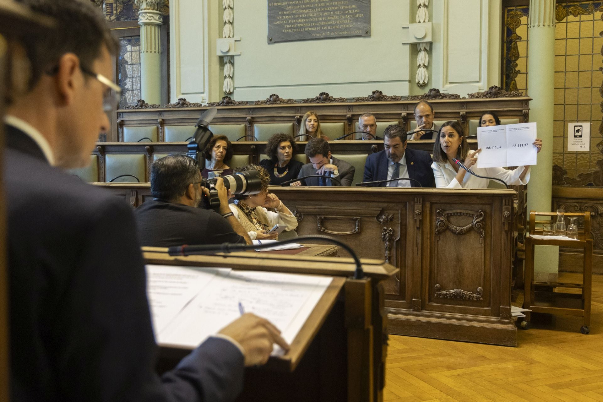 La portavoz del PP, Blanca Jiménez, se dirige a Pedro Herrero durante el pleno celebrado este viernes.