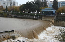 Crecida del río Bernesga a su paso por León durante la borrasca Claudia.
