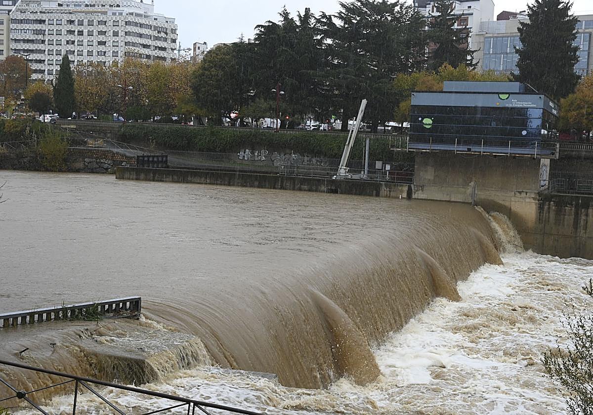 Crecida del río Bernesga a su paso por León durante la borrasca Claudia.