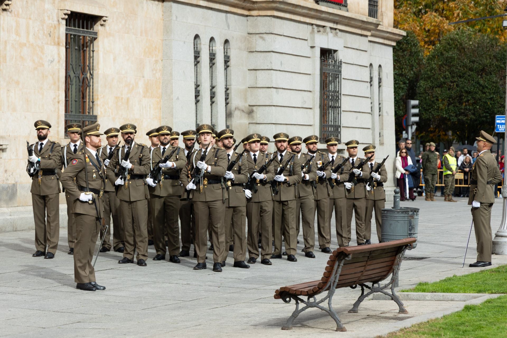 Las imágenes del desfile militar con motivo del 175 aniversario de la Academia de Caballería