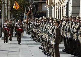 Amador Enseñat, Jefe del Estado Mayor del Ejército de Tierra, pasa revista los militares desplegados frente a la Academia de Caballería.