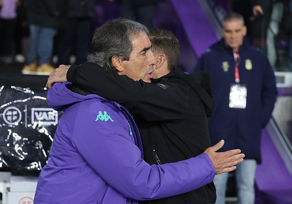 Almada se abraza a Luis García en los prolegómenos del partido.