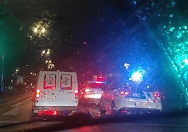 Un vehículo policial entre los automóviles detenidos en la zona del accidente.