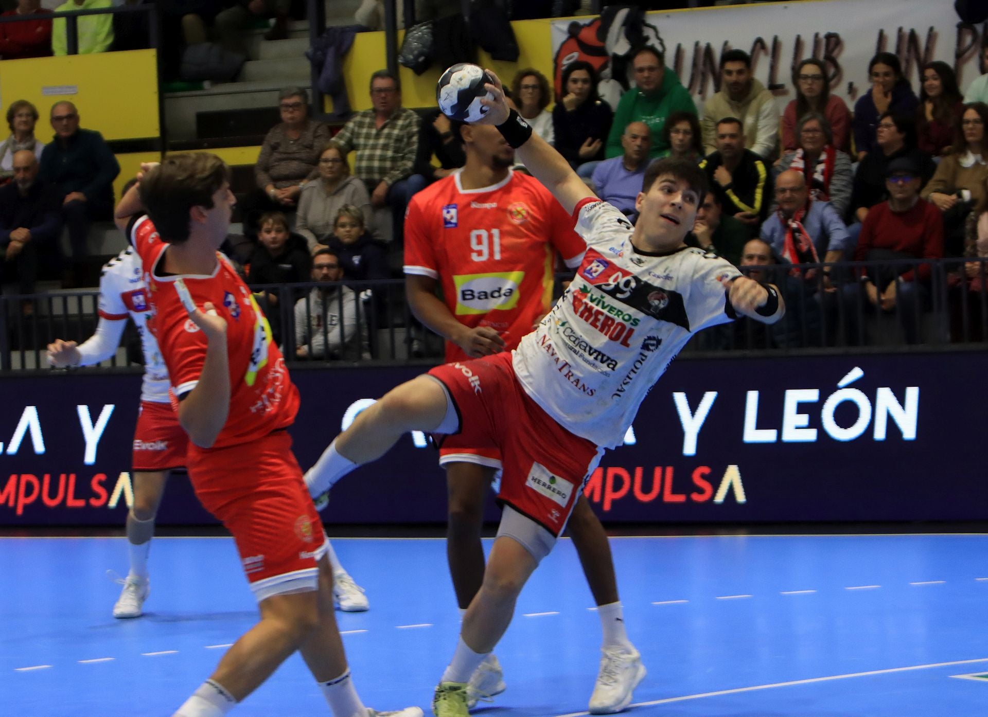 Pablo Herranz realiza un lanzamiento durante el partido de este viernes.