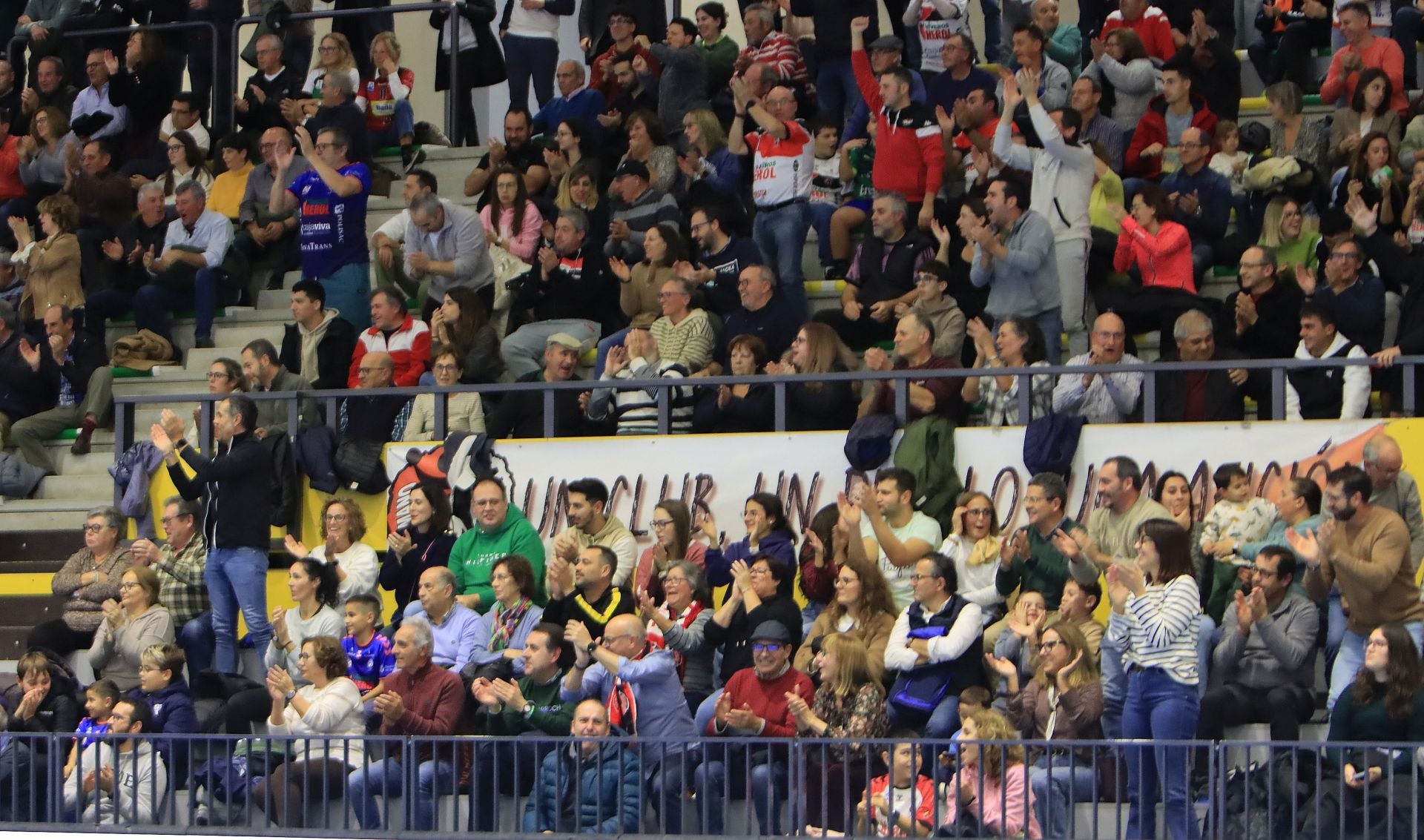 Fotos de la victoria del Balonmano Nava