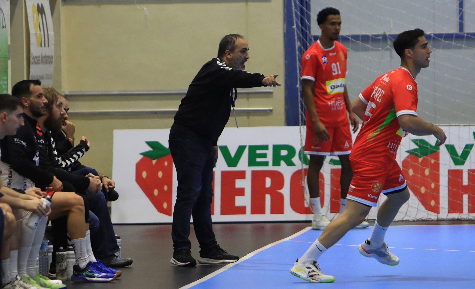 Fotos de la victoria del Balonmano Nava