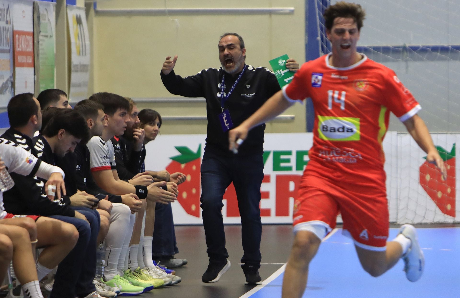 Fotos de la victoria del Balonmano Nava