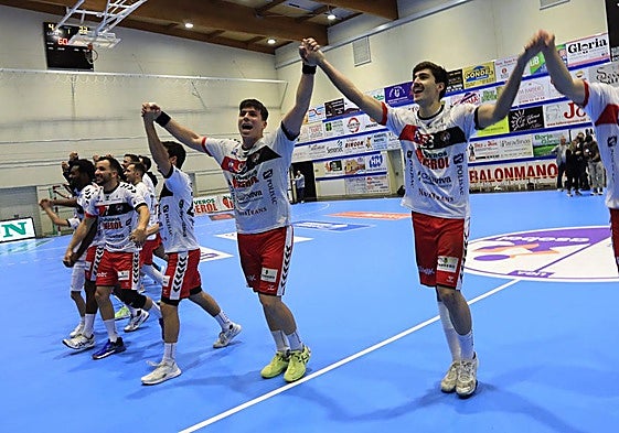 Fotos de la victoria del Balonmano Nava ante el Bada Huesca