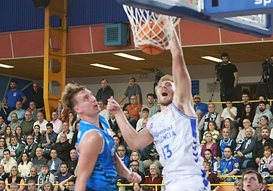 Vrankic entra a canasta en el partido de la pasada jornada ante el Zamora.