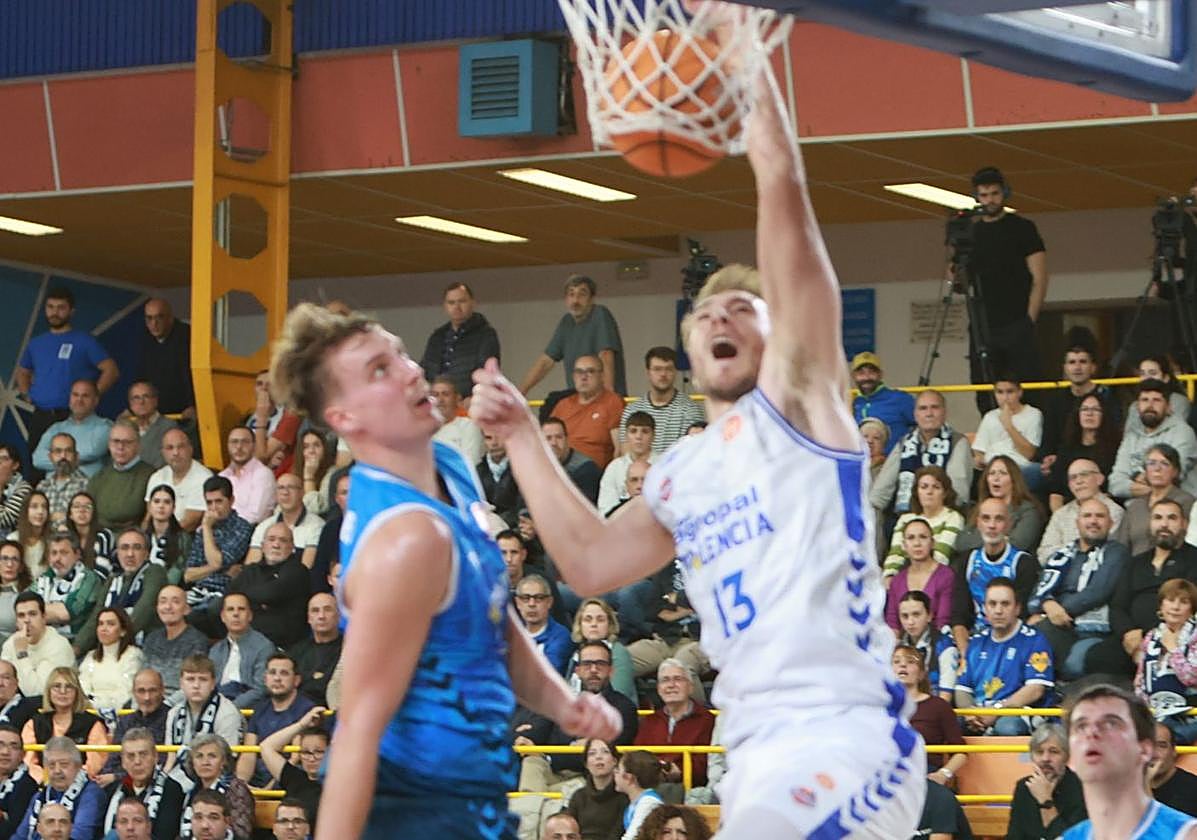 Vrankic entra a canasta en el partido de la pasada jornada ante el Zamora.
