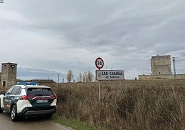 Un coche de la Guardia Civil, a la entrada de Las Cabañas de Castilla.