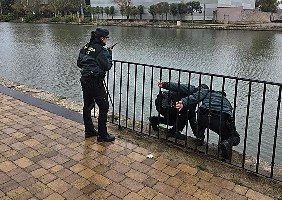 Agentes de la Guardia Civil intervienen para auxiliar al hombre en la dársena del Canal de Castilla en Medina de Rioseco.
