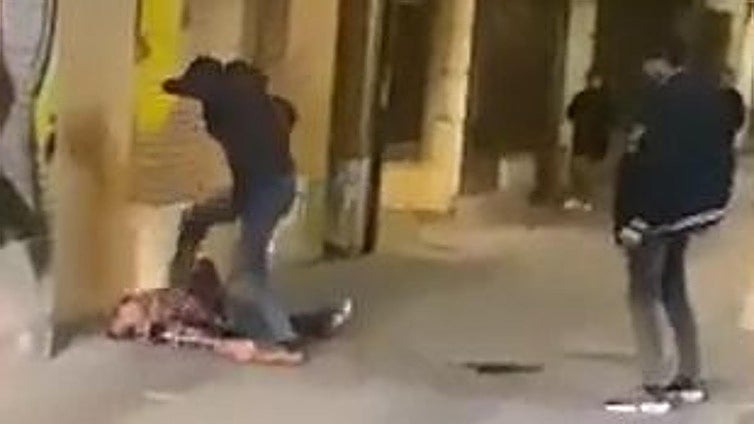 Fotograma de la agresión en Peñafiel en la noche del miércoles.