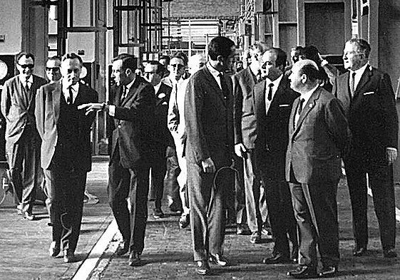 El ministro Gregorio López-Bravo, en el centro, durante su recorrido por las naves de Carrocerías (entonces Facsa) el 16 de noviembre de 1965.