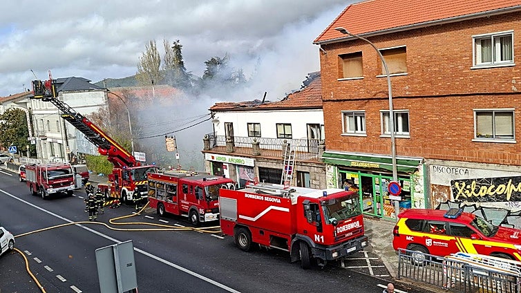 Bomberos trabajan en el lugar del incendio en San Rafael.