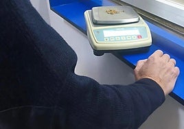 Un agente comprueba el peso de la cadena de oro.