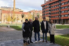 La alcaldesa y los concejales socialista, junto a la presidenta de Pan y Guindas, en la zona de la Alcoholera.