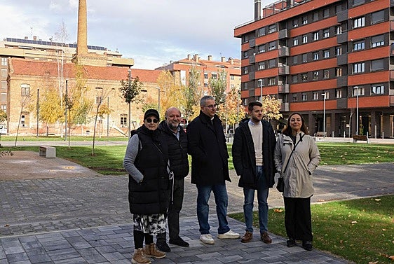 La alcaldesa y los concejales socialista, junto a la presidenta de Pan y Guindas, en la zona de la Alcoholera.