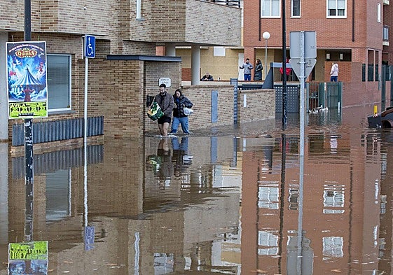 Río Adaja desbordado esta mañana a su paso por Ávila.