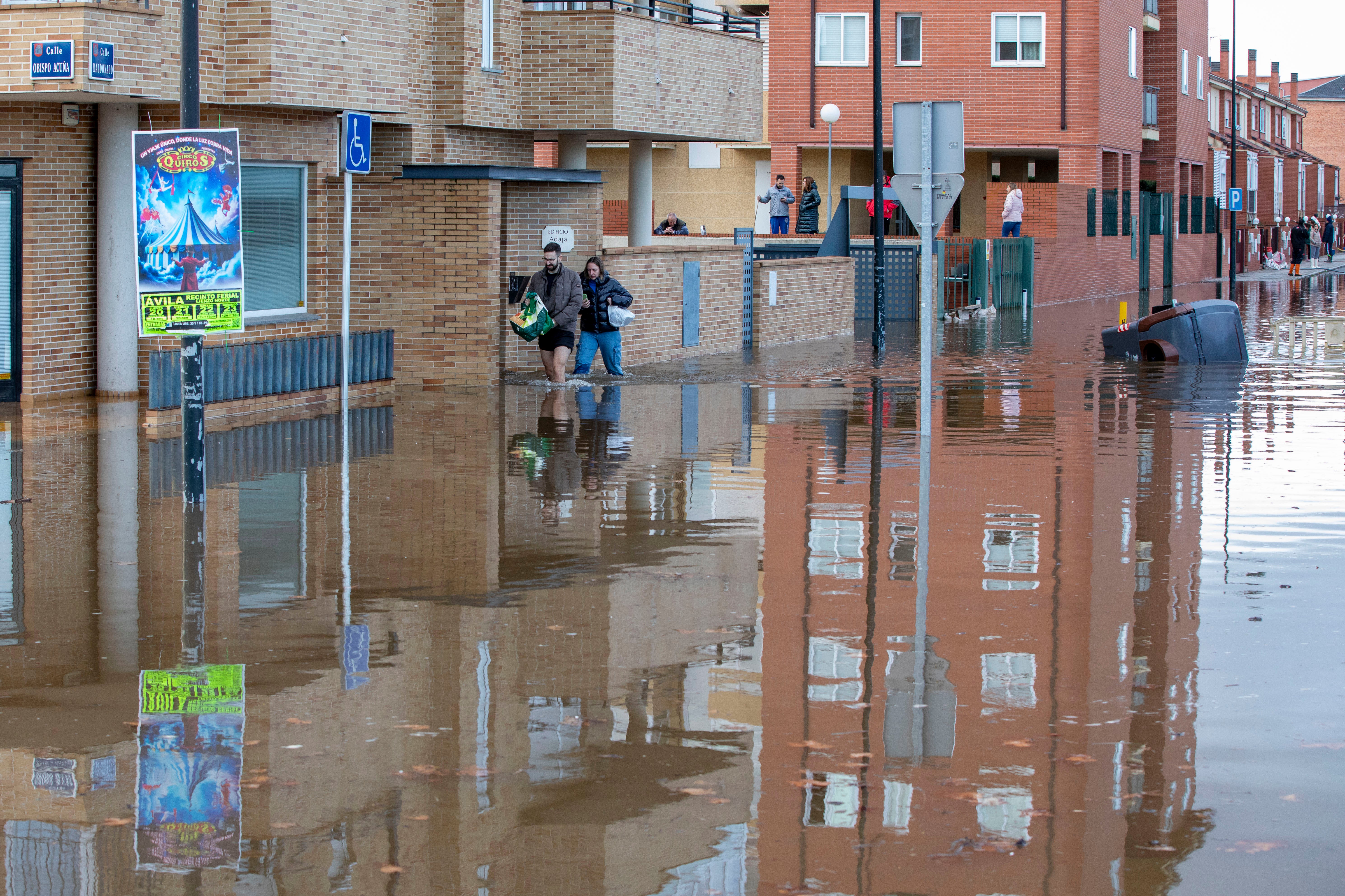 Río Adaja desbordado esta mañana a su paso por Ávila.