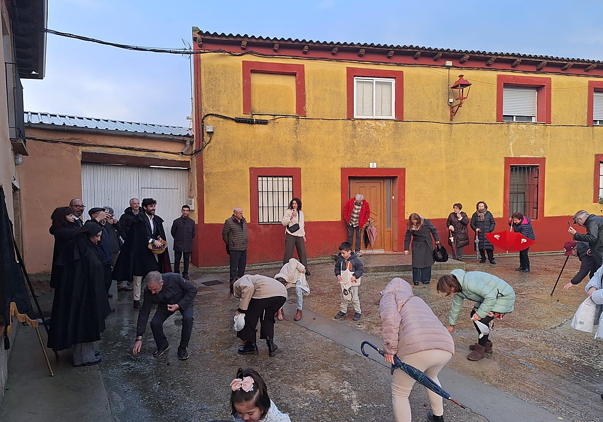 Al mayordomo correspondió lanzar el último azafate de castañas