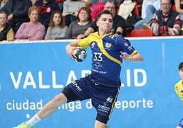 Pablo Herrero se prepara para lanzar a portería.