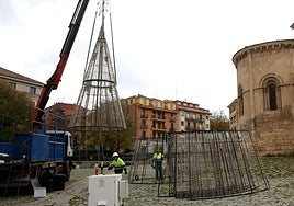 Instalacíón del árbol de Navidad junto a la iglesia de San Millán.