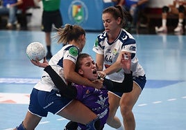 Savina es agarrada por dos rivales en una acción del encuentro.