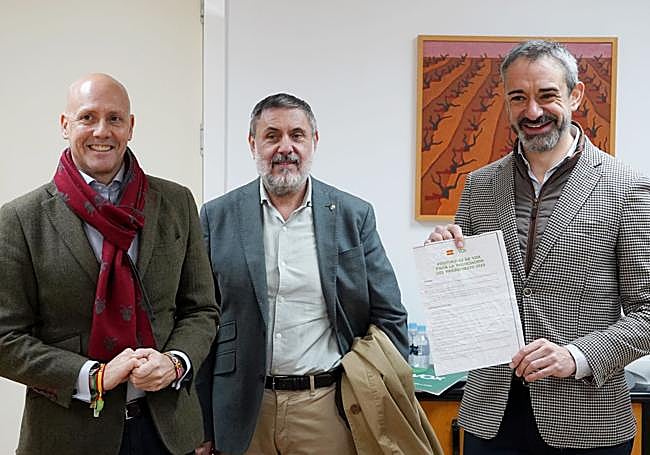 David Hierro muestra el papel que arrugó Mañueco con las reivindicaciones de Vox en marzo y que han llevado este sábado a la reunión con el PP sobre el presupuesto.