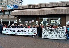 Los vecinos movilizados en Vigo que reclaman más paradas del AVE en la provincia de Zamora.