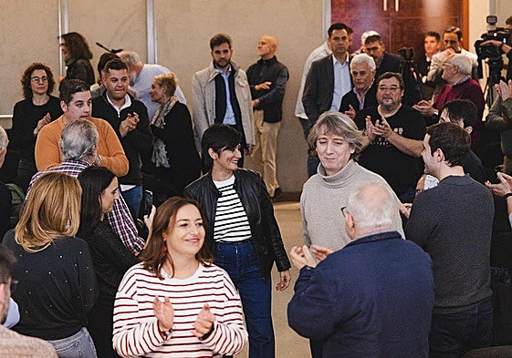 Miriam Andrés, seguida por la ministra de Vivienda y del candidato regional del PSOE, Carlos Martínez, este sábado en Palencia.