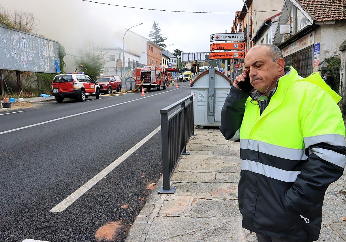 Enrique Tapia habla por teléfono mientras observa el incendio en la travesía de San Rafael.